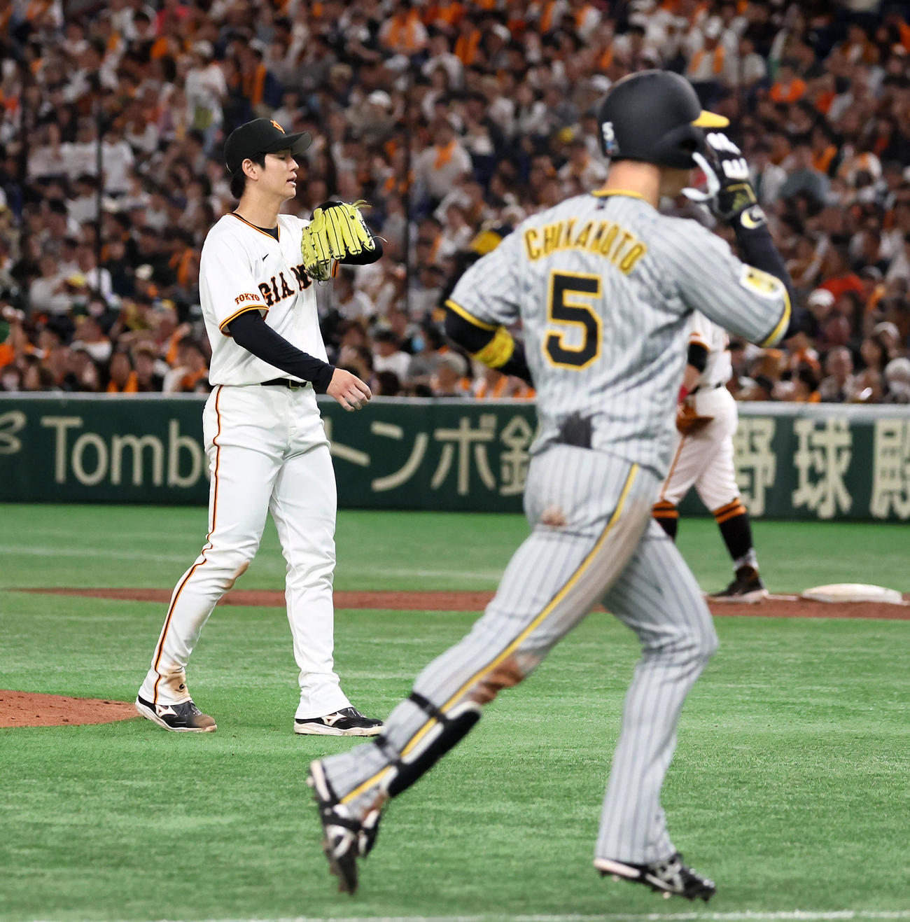 巨人対阪神　3回表阪神1死二塁、高橋礼は近本に右越え2点本塁打を浴びる（撮影・加藤哉）