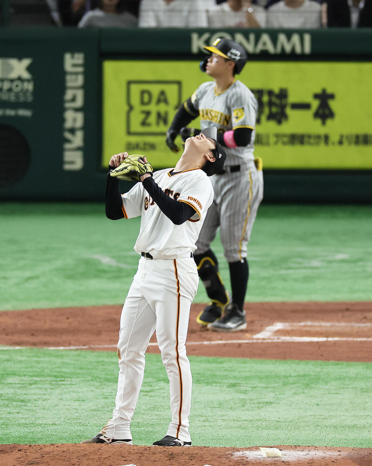 巨人対阪神　5回表阪神1死二塁、佐藤輝（後方）に四球を与え天を見上げる高橋礼（撮影・足立雅史）