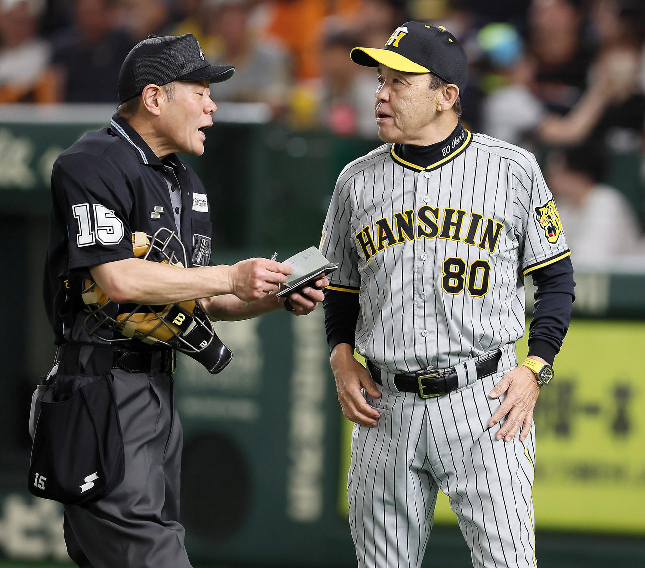 巨人対阪神　6回裏を前に選手交代とを告げる岡田監督（撮影・加藤哉）