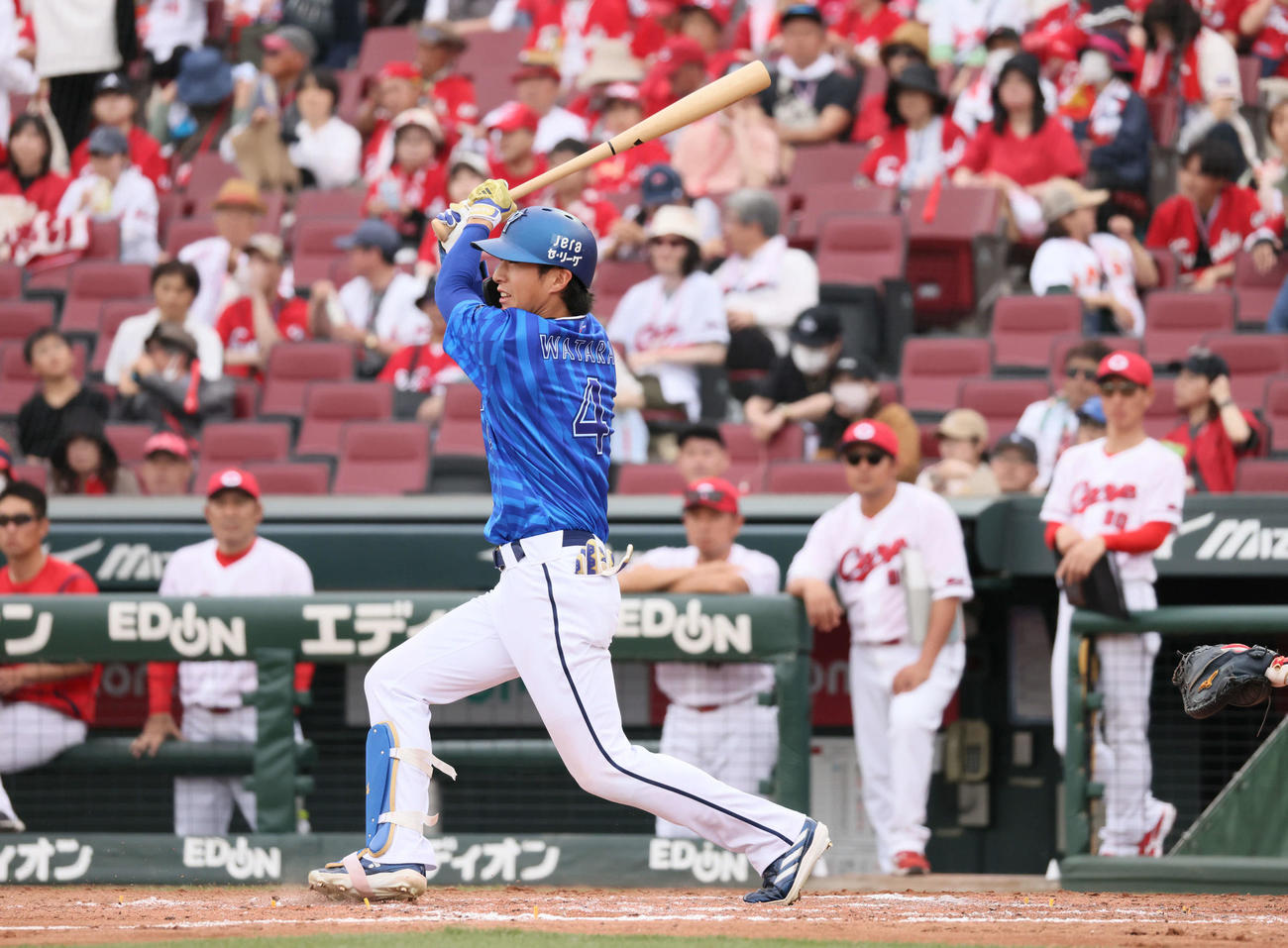 広島対DeNA 8回表DeNA無死、度会は右前打を放つ（撮影・加藤孝規）