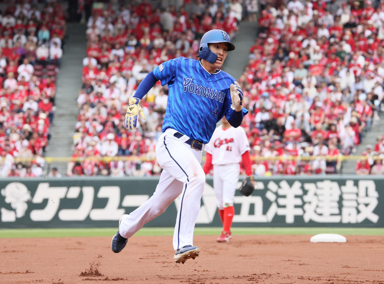 広島対DeNA 6回表DeNA2死一塁、山本の左前打で度会は三塁へ（撮影・加藤孝規）