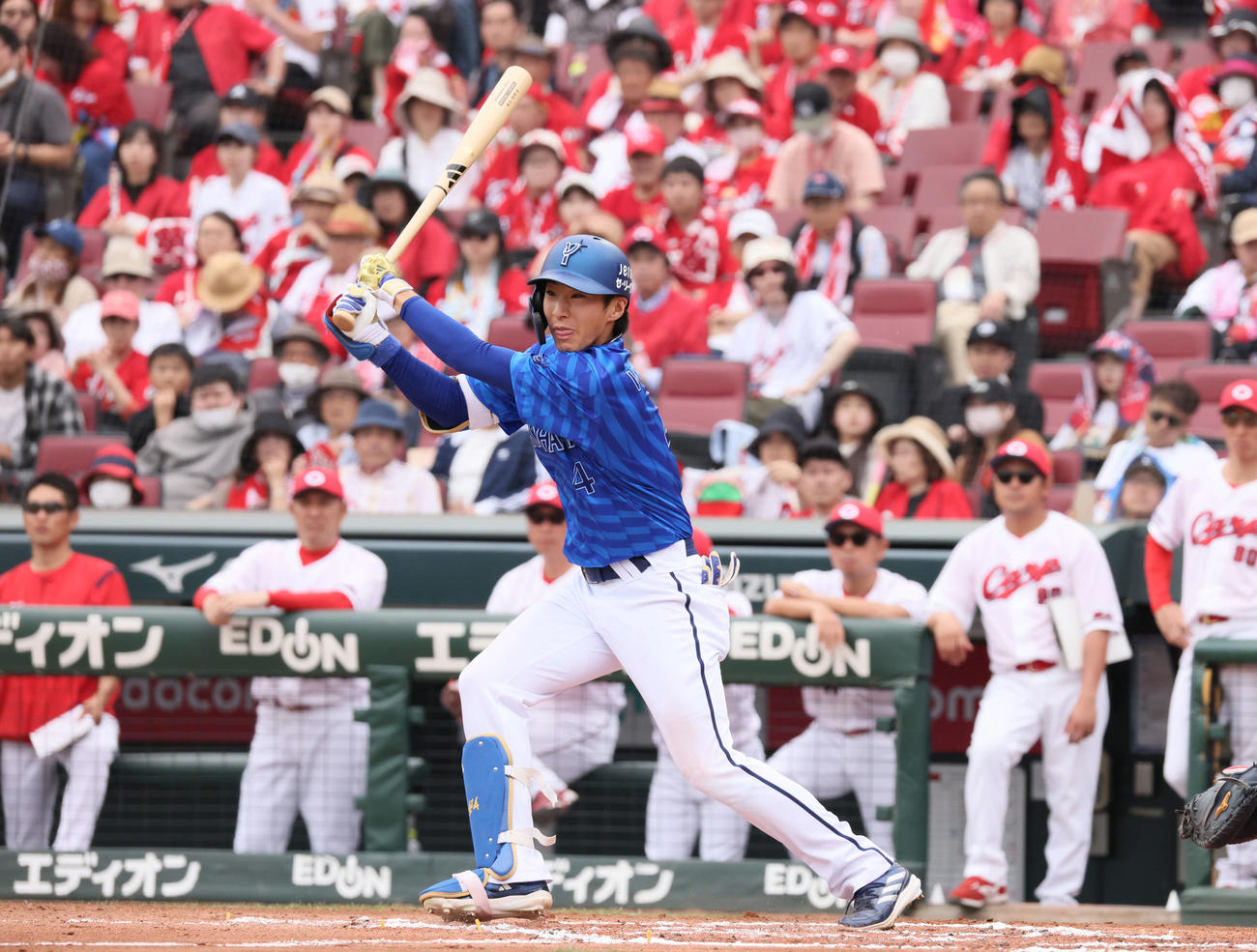 広島対DeNA 6回表DeNA2死、度会は左前打を放つ（撮影・加藤孝規）