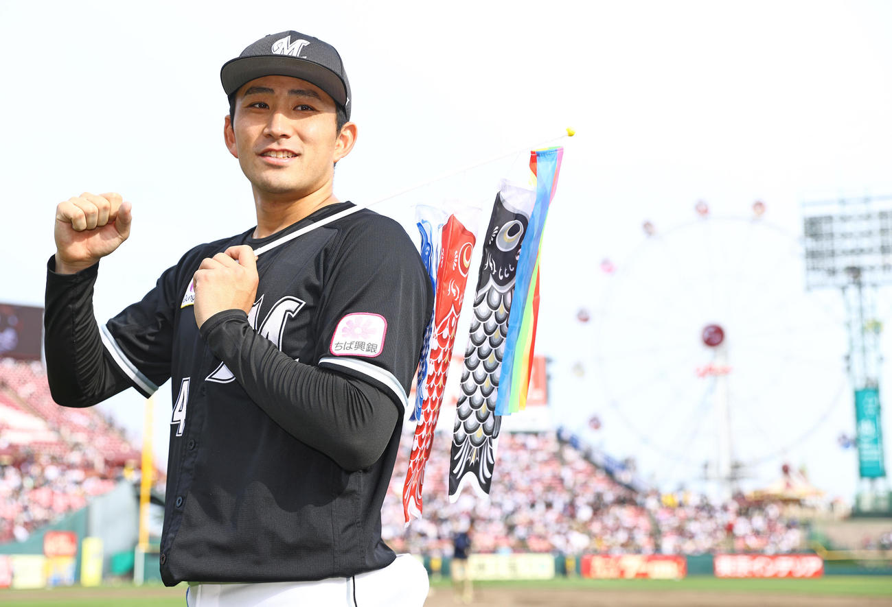楽天対ロッテ　こどもの日に完投勝利のロッテ小島はこいのぼりを手にガッツポーズ（撮影・垰建太）