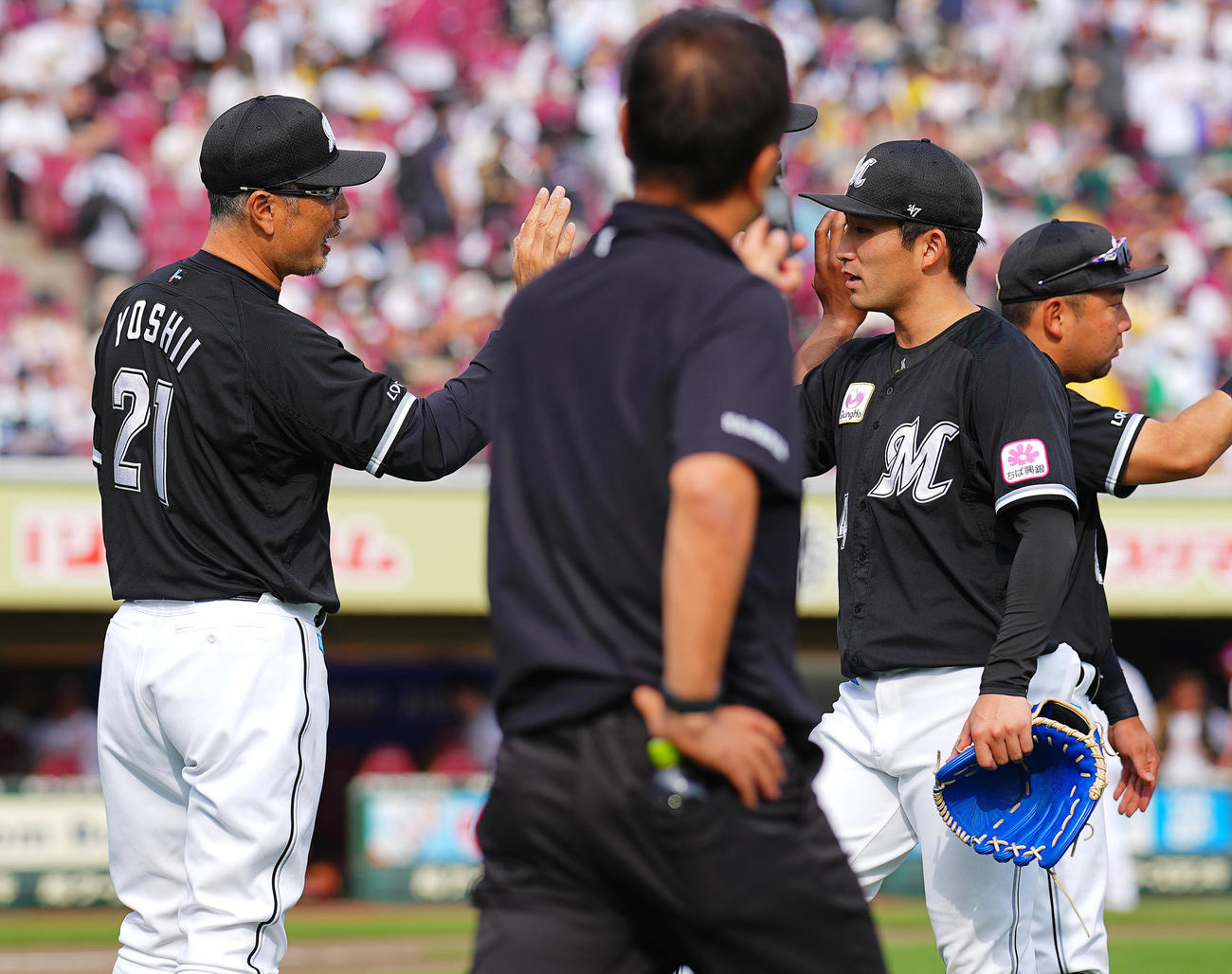 楽天対ロッテ　完投勝利のロッテ小島（右）は吉井監督とタッチを交わす（撮影・垰建太）