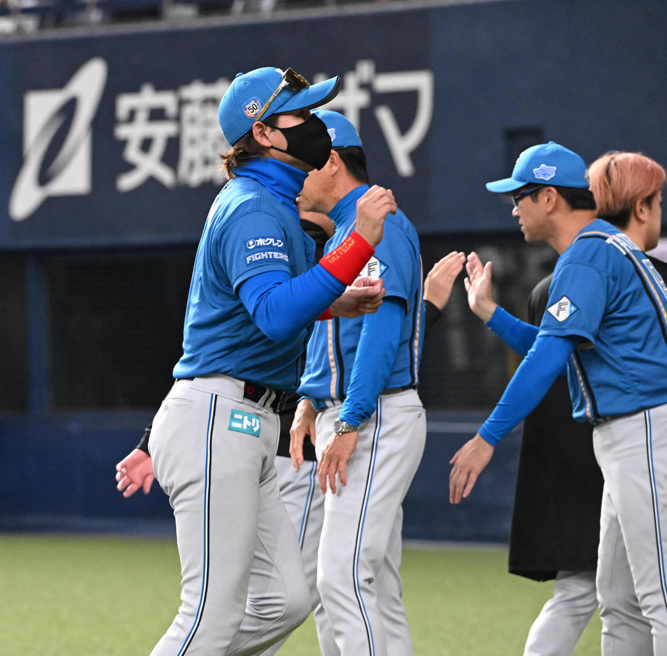 オリックス対日本ハム　オリックスに勝利しファンの声援に応える日本ハム新庄監督（撮影・和賀正仁）