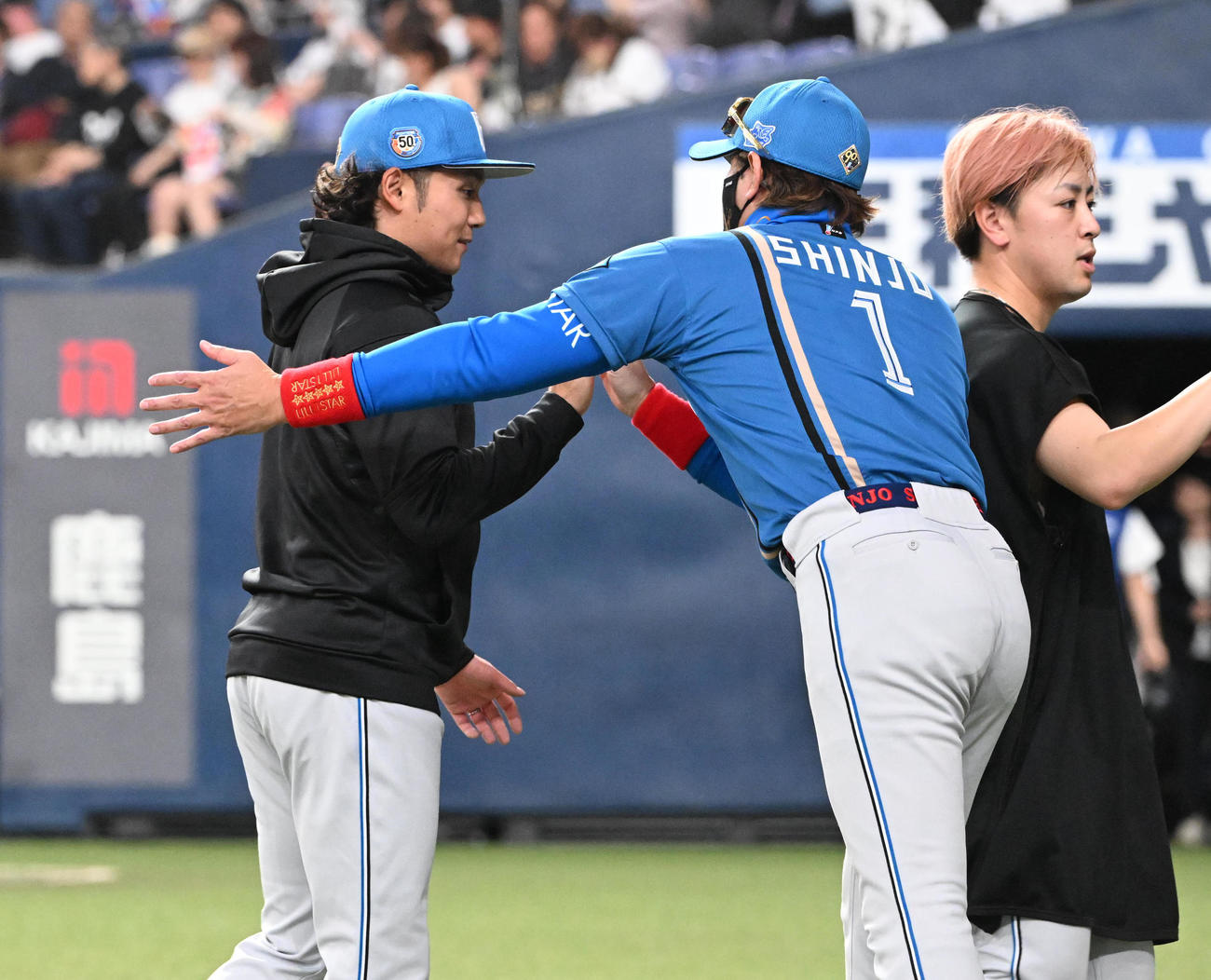 オリックス対日本ハム　オリックスに勝利しタッチする日本ハム新庄監督（右）と伊藤（撮影・和賀正仁）