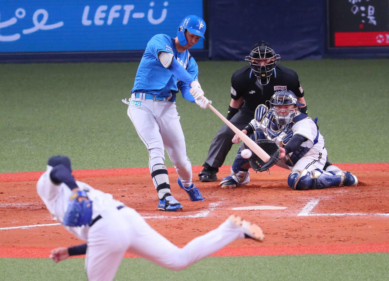 オリックス対日本ハム　8回表日本ハム1死二、三塁、代打石井は二塁へ打球を放ち、宜保の悪送球を誘い同点とする（撮影・宮崎幸一）
