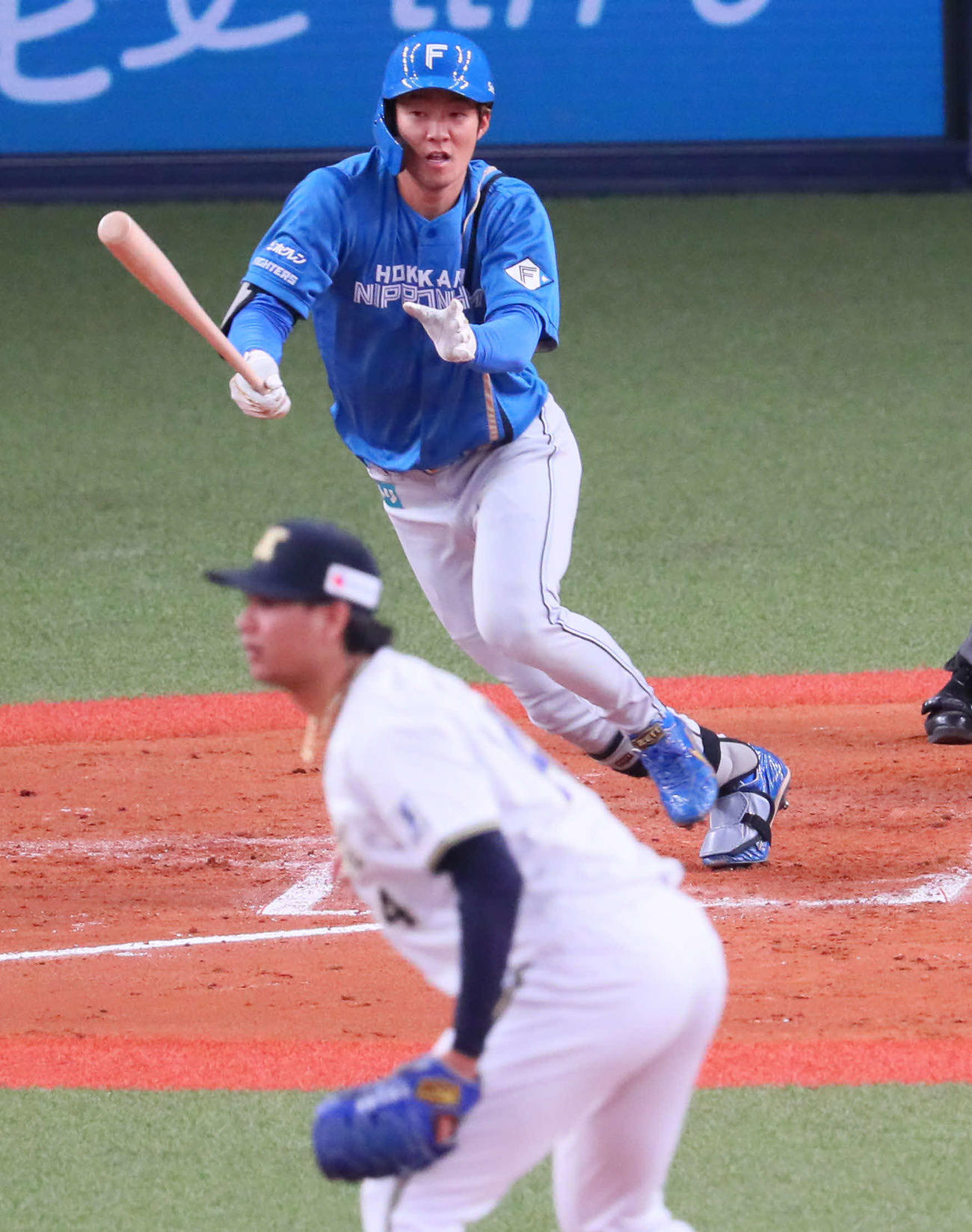オリックス対日本ハム　8回表日本ハム1死二、三塁、代打石井は二塁へ打球を放ち、宜保の悪送球を誘い同点とする（撮影・宮崎幸一）