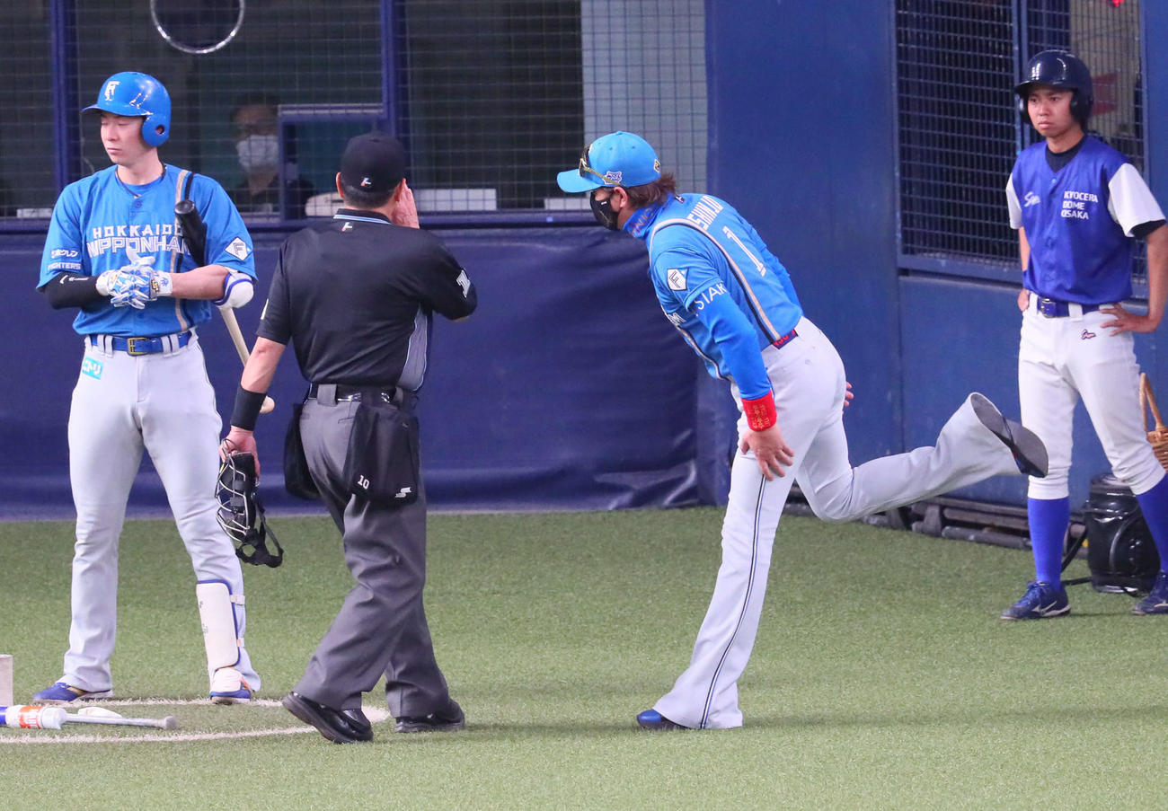 オリックス対日本ハム　8回表日本ハム1死二、三塁、新庄監督はレイエスに代打石井を伝える（撮影・宮崎幸一）