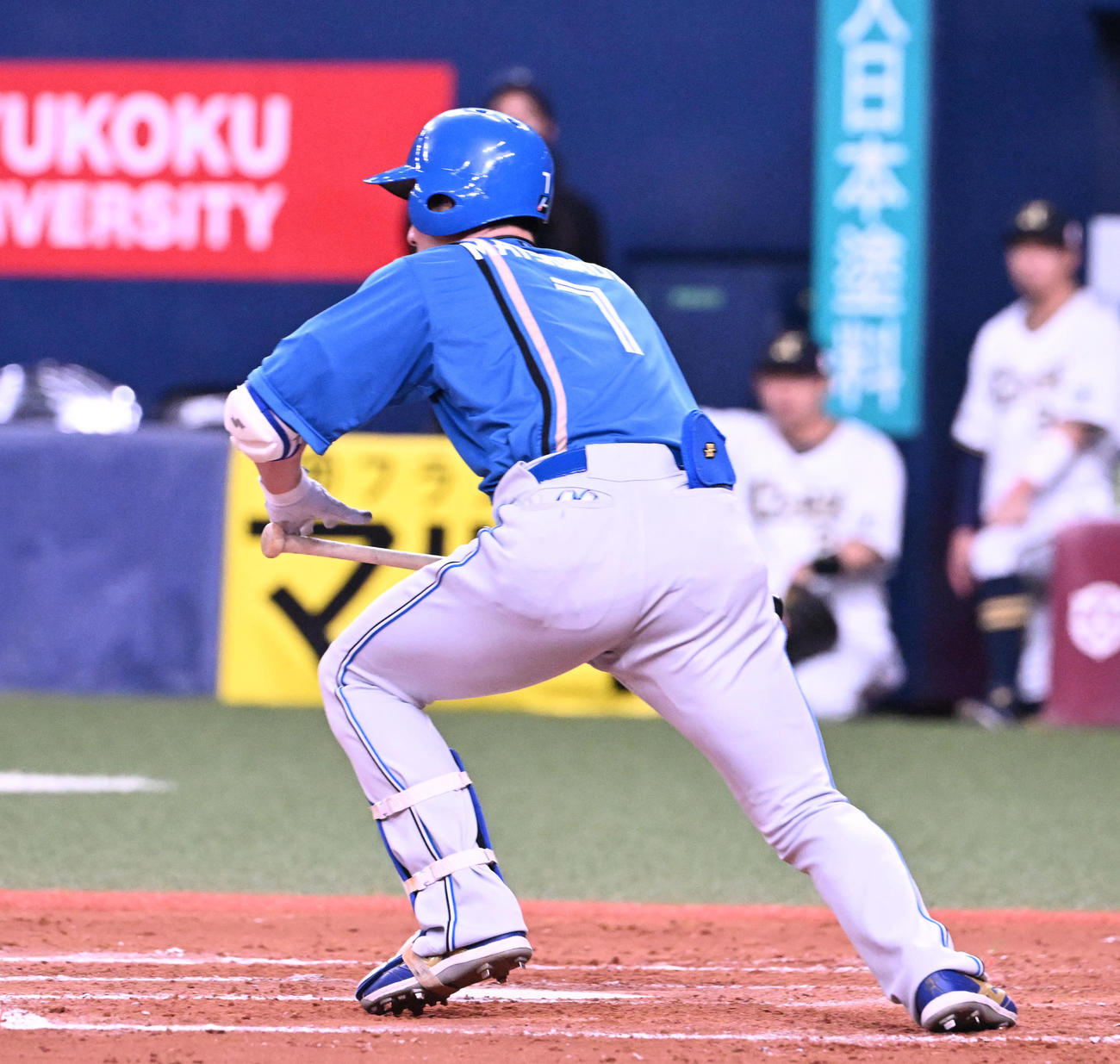 オリックス対日本ハム　8回表日本ハム1死一、三塁、スクイズを成功させる松本剛（撮影・和賀正仁）