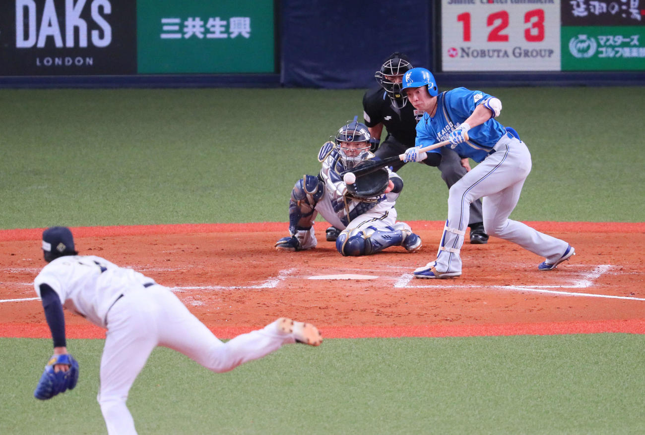 オリックス対日本ハム　8回表日本ハム1死一、三塁、松本剛は投前に勝ち越しセーフティースクイズを決め、野選を誘い出塁する（撮影・宮崎幸一）