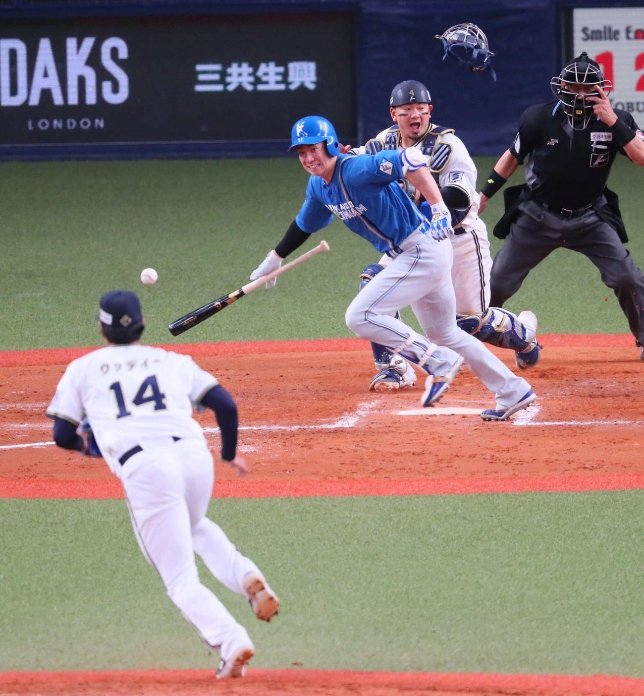 オリックス対日本ハム　8回表日本ハム1死一、三塁、松本剛は投前に勝ち越しセーフティースクイズを決め、野選を誘い出塁する（撮影・宮崎幸一）