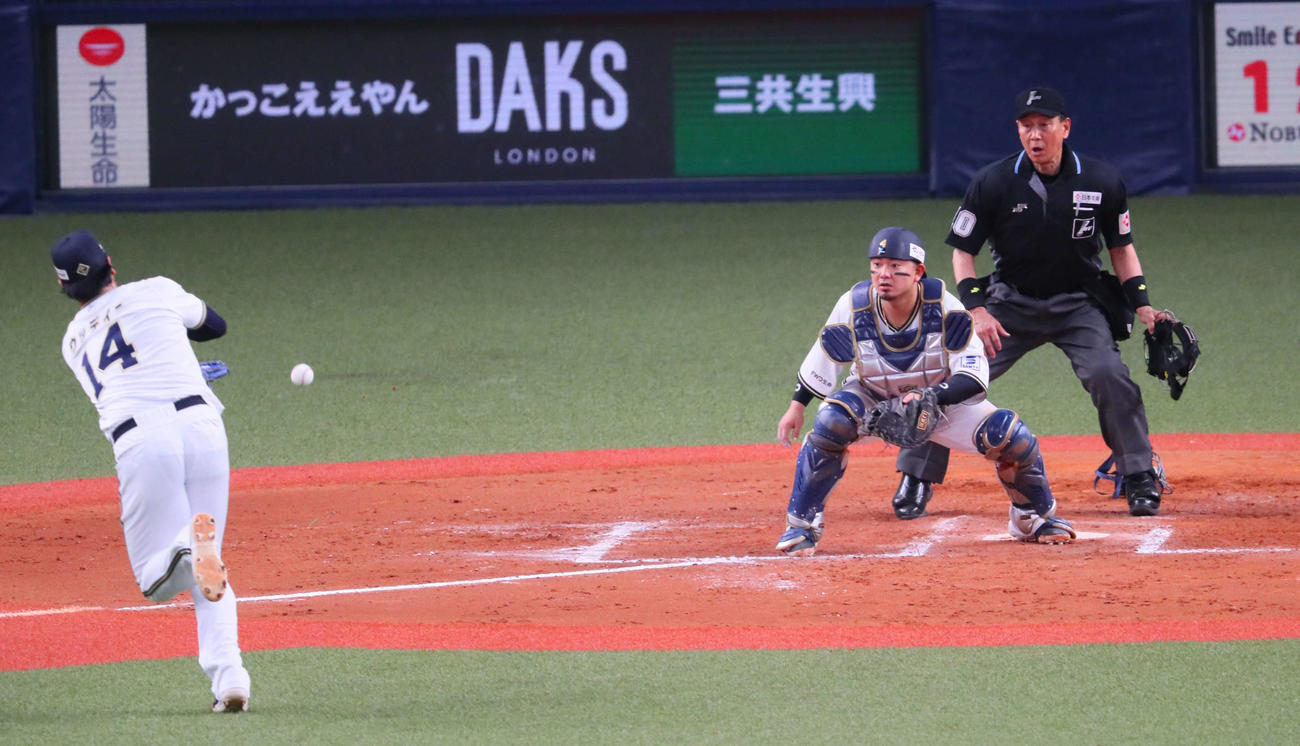 オリックス対日本ハム　8回表日本ハム1死一、三塁、宇田川は松本剛の投前セーフティースクイズを森友哉にトスするが高く浮き、勝ち越しを許す（撮影・宮崎幸一）