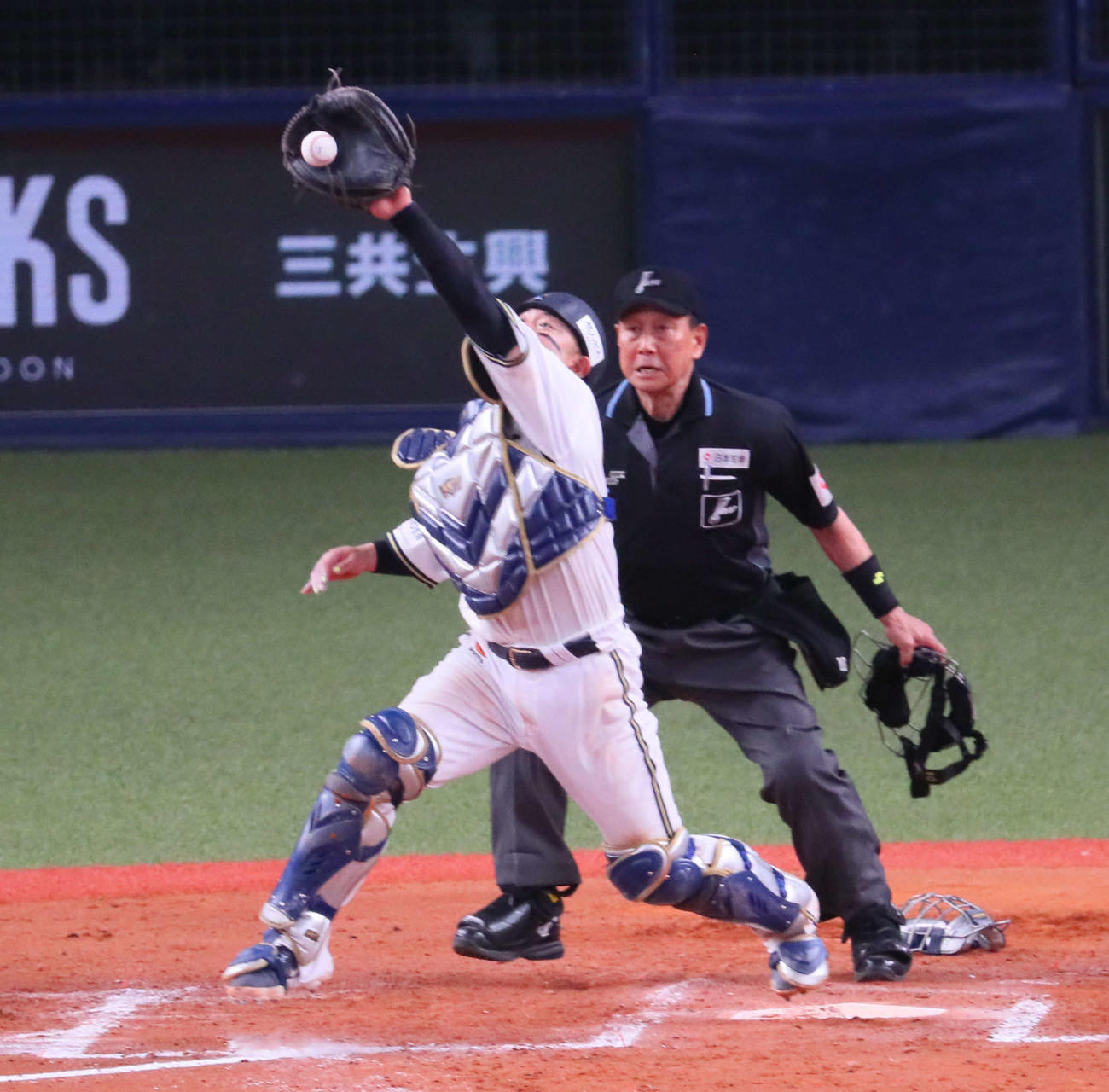 オリックス対日本ハム　8回表日本ハム1死一、三塁、森は松本剛の投前セーフティースクイズで宇田川はからの高く浮いたトスを必死に捕球する（撮影・宮崎幸一）