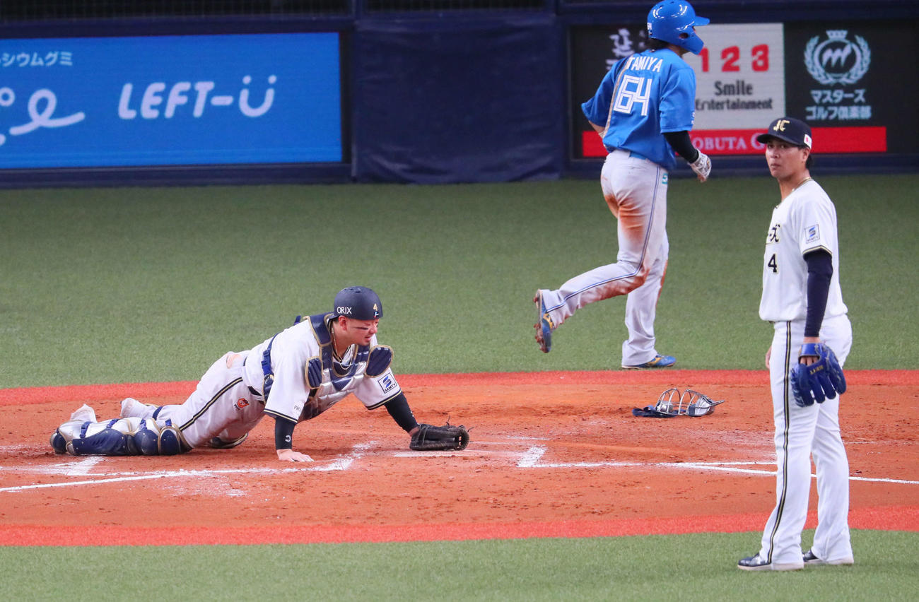 オリックス対日本ハム　8回表日本ハム1死二、三塁、代打石井は二塁へ打球と宜保の悪送球で生還した田宮と、落胆する森（左）、宇田川（撮影・宮崎幸一）
