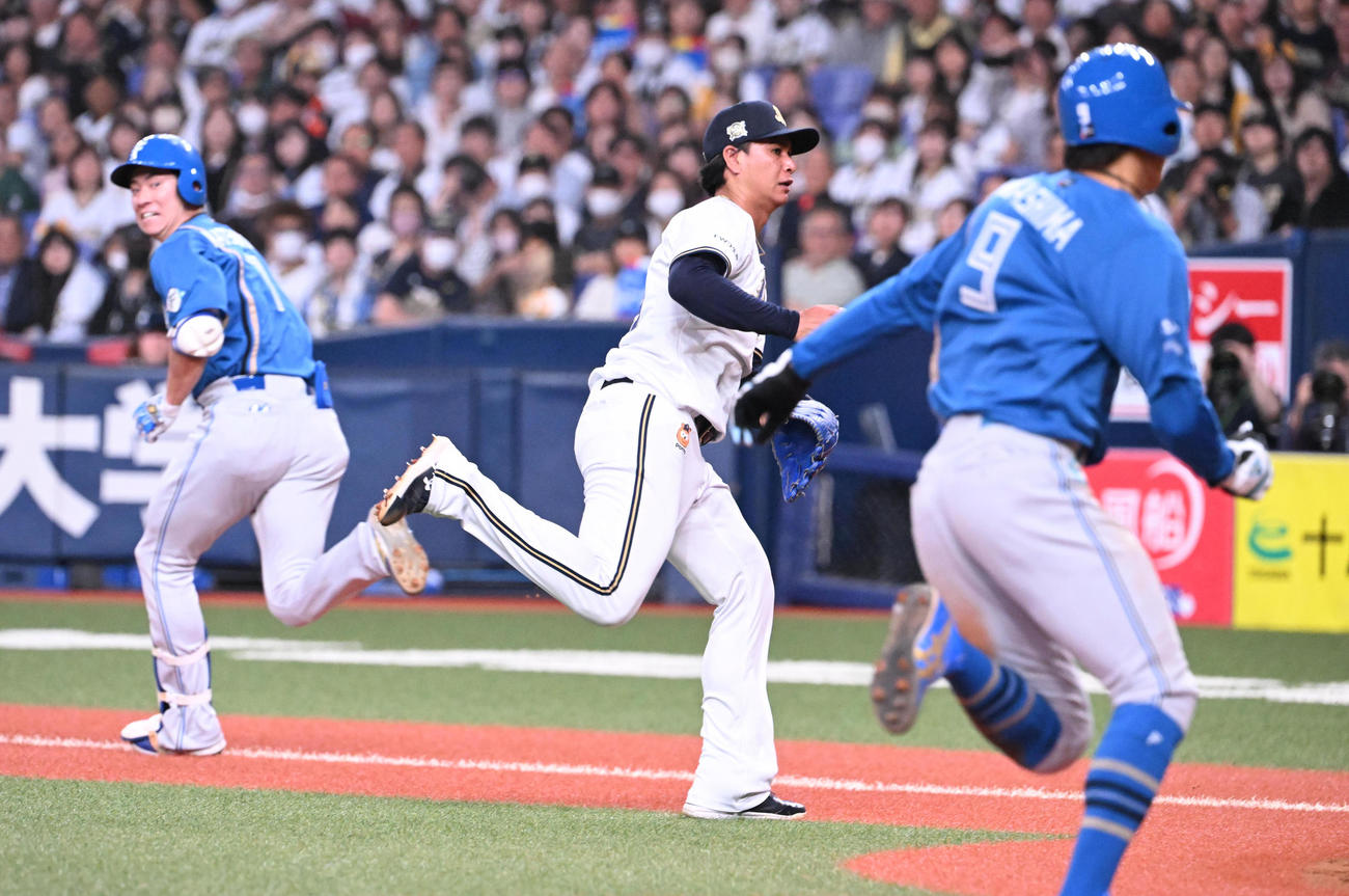 オリックス対日本ハム　8回表日本ハム1死一、三塁、松本剛のスクイズで本塁へ送球する宇田川だがFCとなる（撮影・和賀正仁）