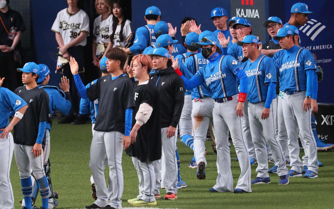 オリックス対日本ハム　逆転勝利したナインを迎える新庄監督（中央右）ら（撮影・宮崎幸一）