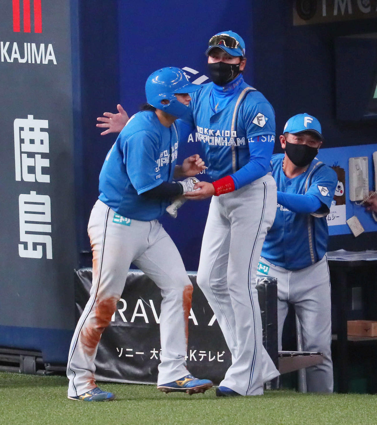 オリックス対日本ハム　8回表日本ハム1死二、三塁、新庄監督（中央）は生還した田宮を迎える（撮影・宮崎幸一）