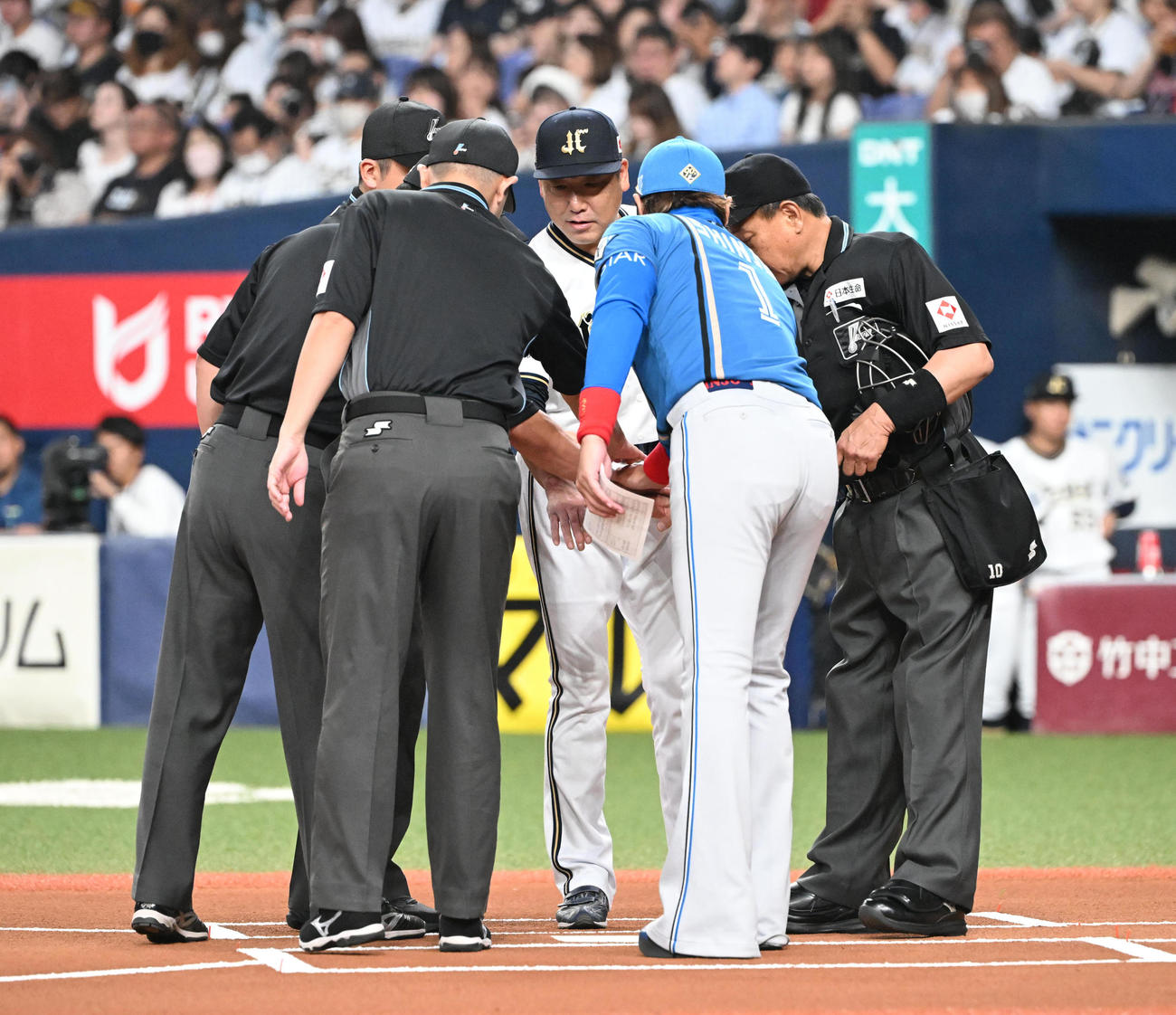 オリックス対日本ハム　メンバー交換後、オリックス中嶋監督と日本ハム新庄監督は手を合わせ振り上げる（撮影・和賀正仁）