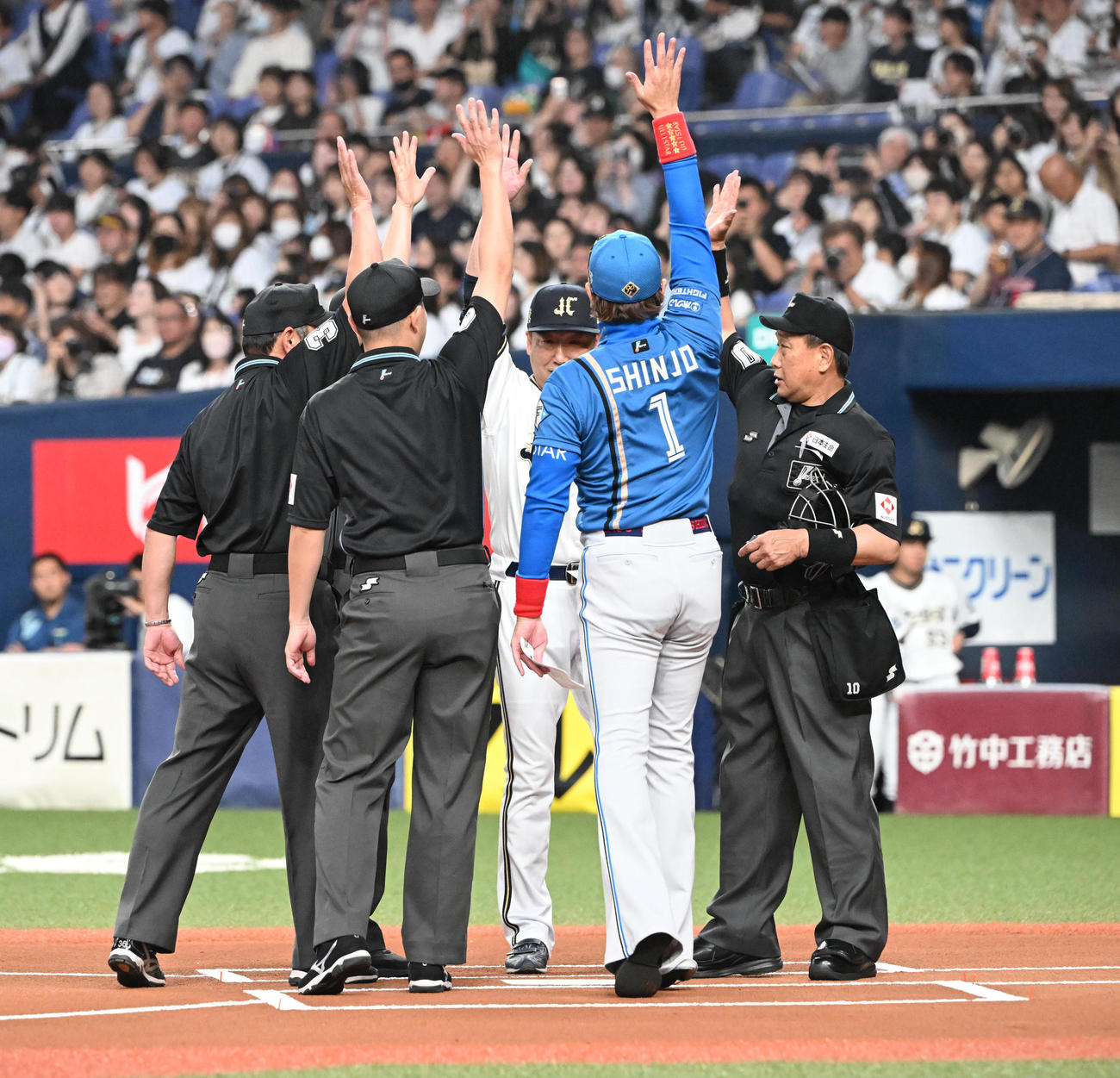 オリックス対日本ハム　メンバー交換後、オリックス中嶋監督と日本ハム新庄監督は手を合わせ振り上げる（撮影・和賀正仁）