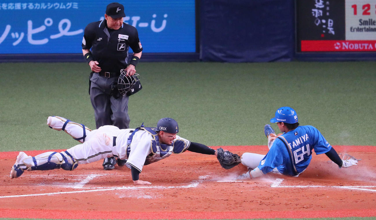 オリックス対日本ハム　8回表日本ハム1死二、三塁、代打石井の二塁へ打球で宜保の悪送球の間に生還する田宮。捕手は森（撮影・宮崎幸一）