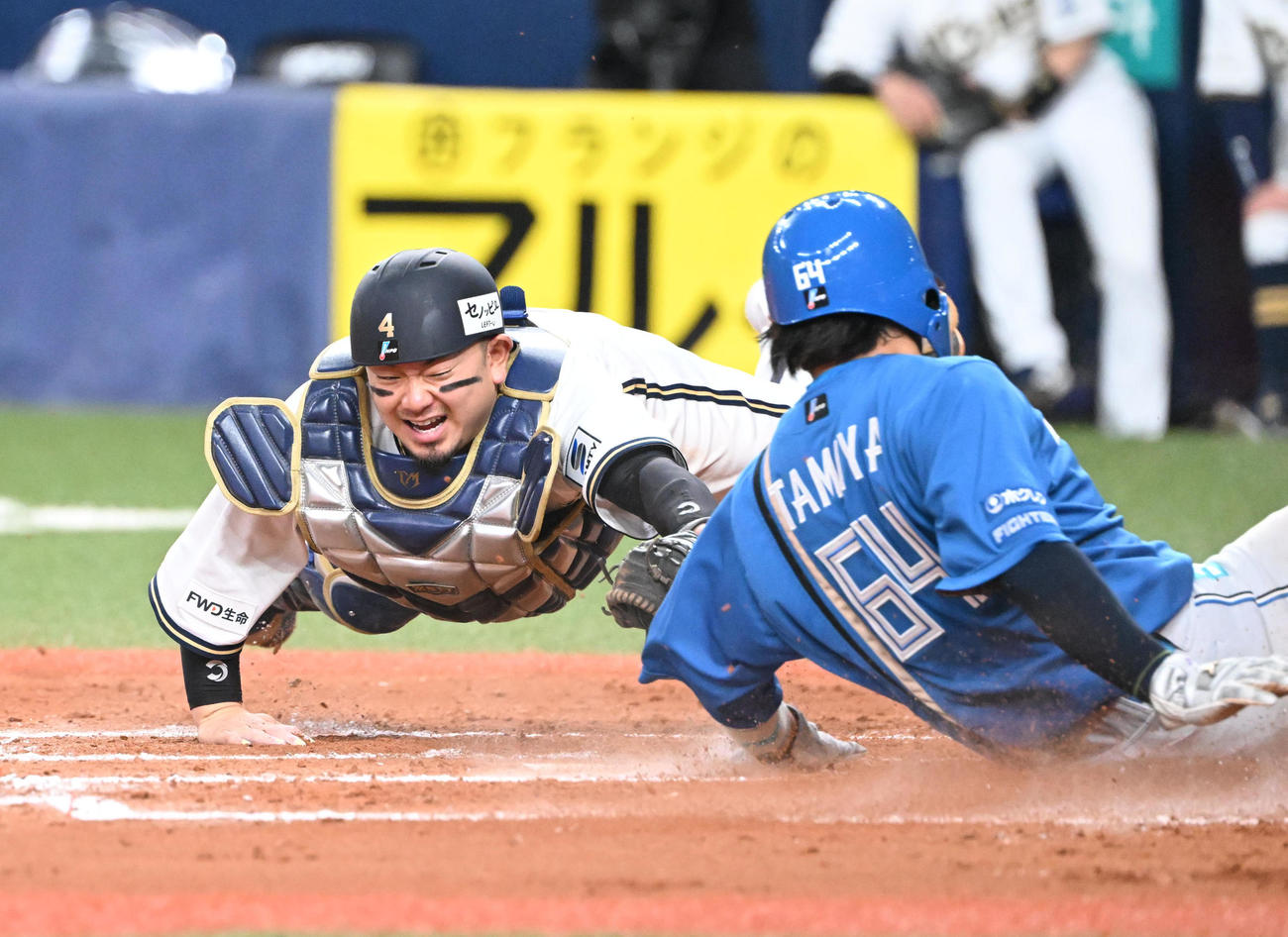 オリックス対日本ハム　8回表日本ハム1死二、三塁、石井の打球が本塁悪送球を誘い生還する田宮（撮影・和賀正仁）
