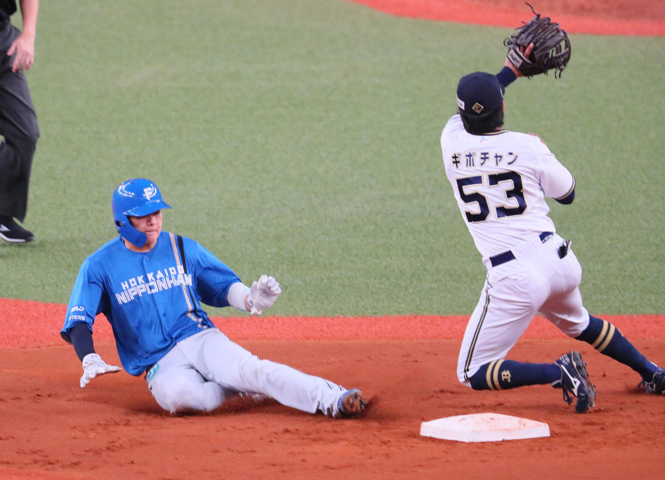 オリックス対日本ハム　8回表日本ハム無死一塁、田宮は二盗を決める（撮影・宮崎幸一）