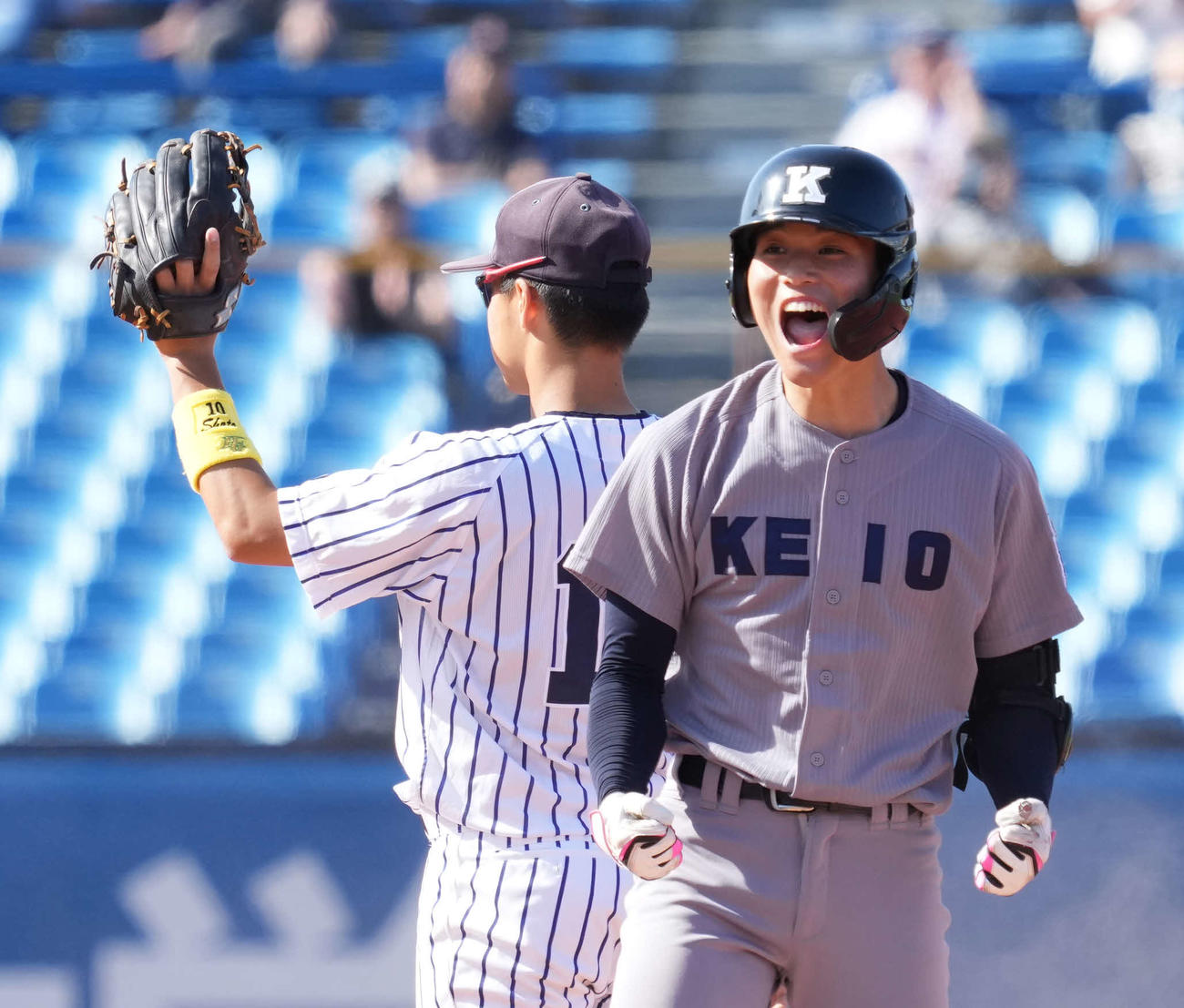 立大対慶大　9回裏慶大2死三塁、代打渡辺憩（右）は同点の左適時二塁打を放ち雄たけびを上げる（撮影・小沢裕）