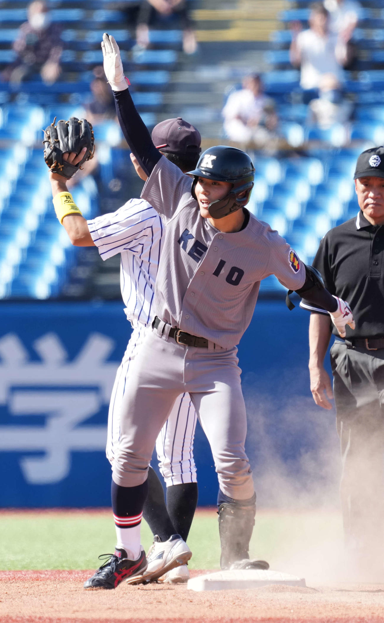 立大対慶大　9回裏慶大2死三塁、代打渡辺憩は同点の左適時二塁打を放つ（撮影・小沢裕）