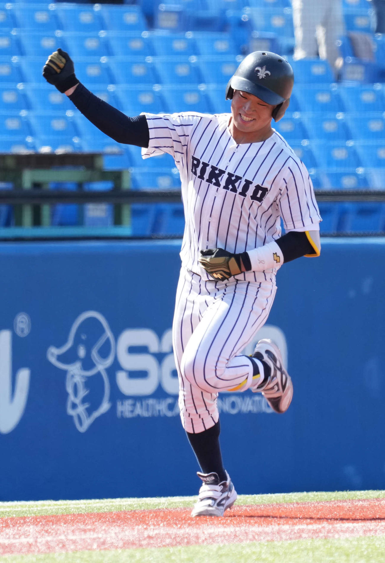 立大対慶大　9回表立大2死、西川は左越えに勝ち越しソロ本塁打を放ちガッツポーズ（撮影・小沢裕）