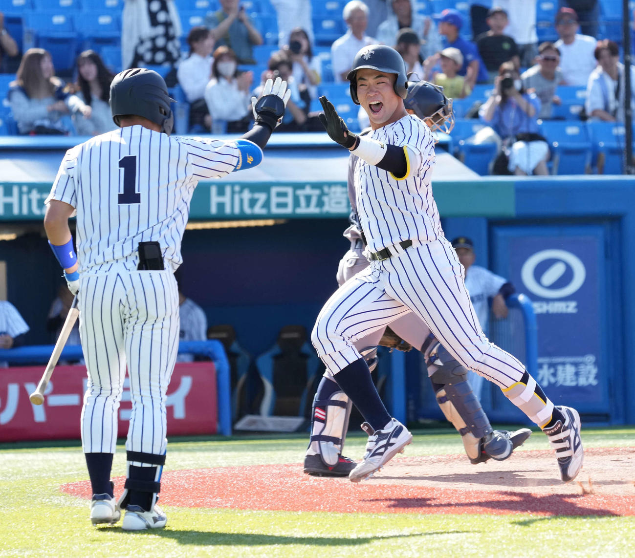 立大対慶大　9回表立大2死、ソロ本塁打を放ち笑顔で生還する西川（右）（撮影・小沢裕）