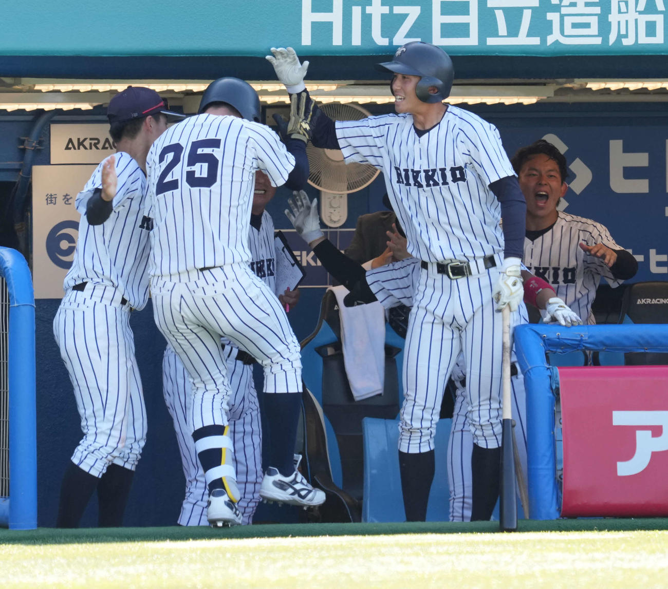 立大対慶大　9回表立大2死、西川（左から2人目）は左越えに勝ち越しソロ本塁打を放ちベンチのナインの祝福を受ける（撮影・小沢裕）