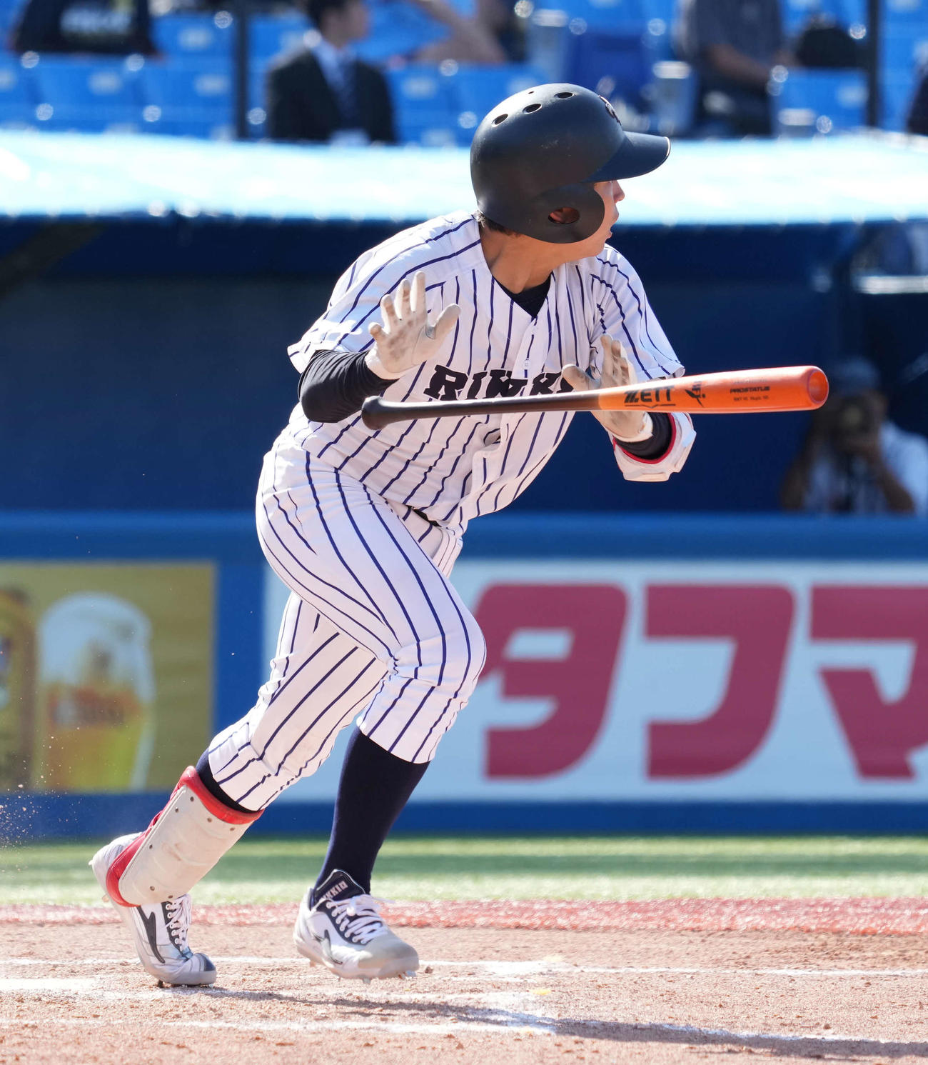 立大対慶大　9回表立大2死一塁、戸丸は左適時二塁打を放つ（撮影・小沢裕）