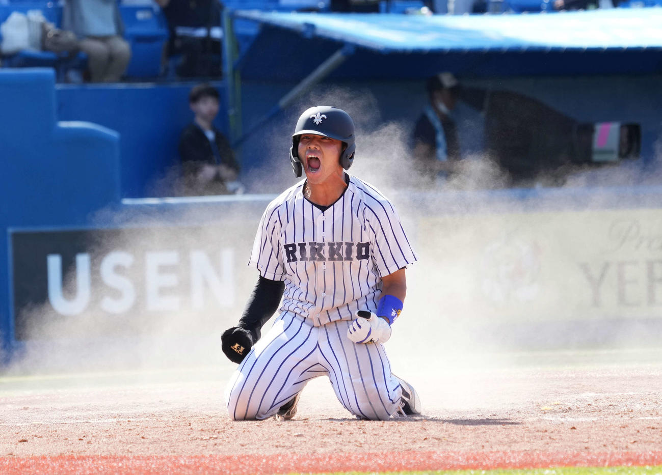 立大対慶大　9回表立大2死一塁、戸丸の左適時二塁打で生還した一塁走者の菅谷は雄たけびを上げる（撮影・小沢裕）