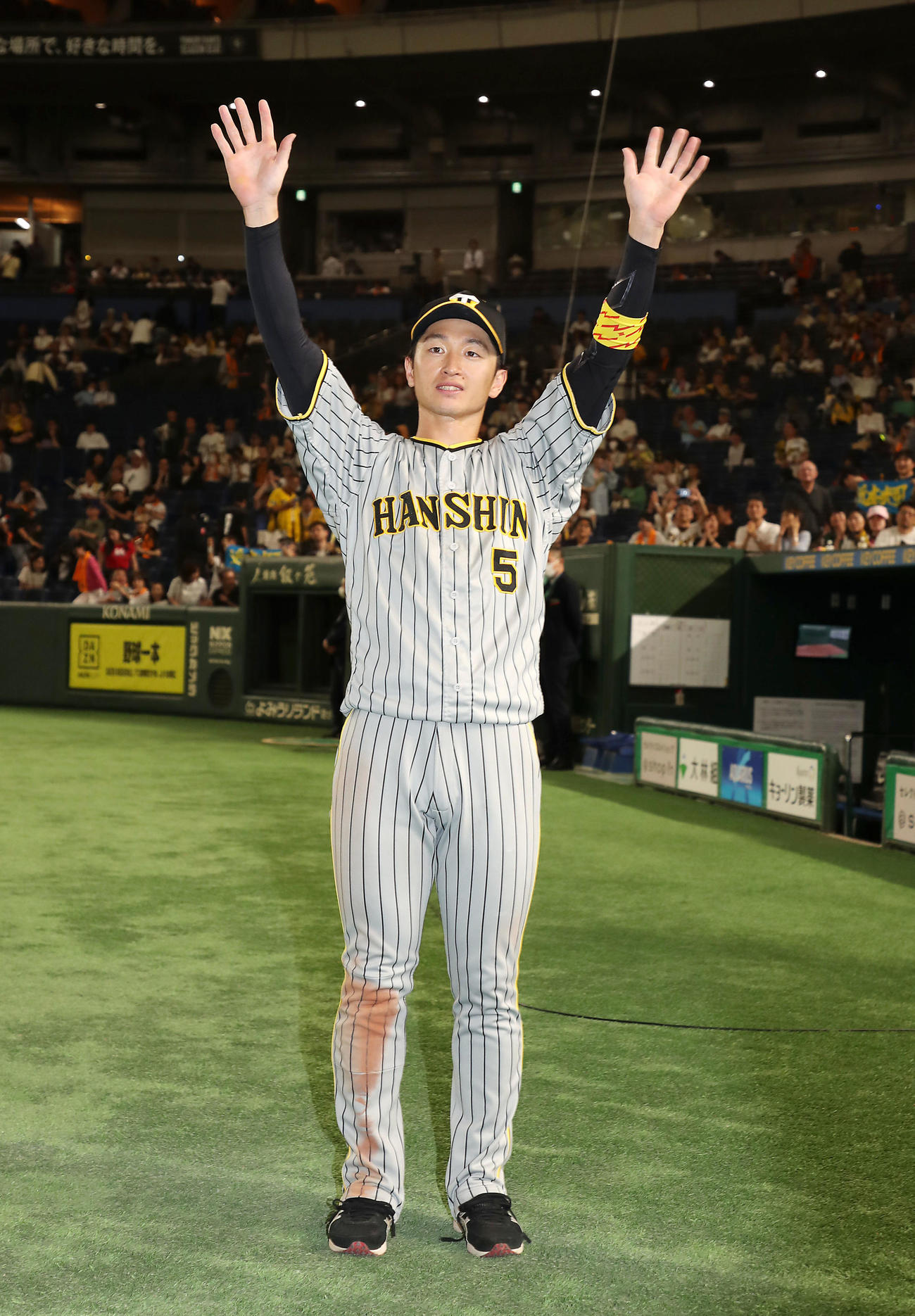 巨人対阪神　ヒーローインタビューを終えスタンドに手を振る近本（撮影・加藤哉）
