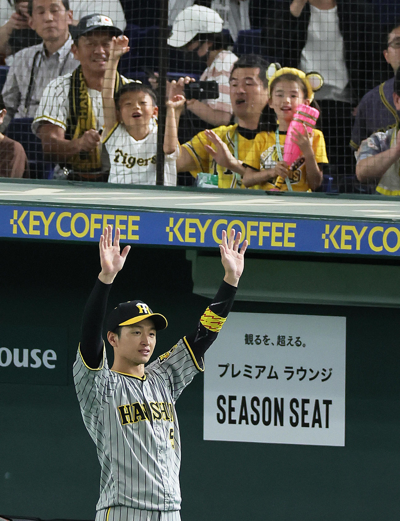 巨人対阪神　ヒーローインタビューを終え、スタンドの声援に応える阪神近本（撮影・足立雅史）