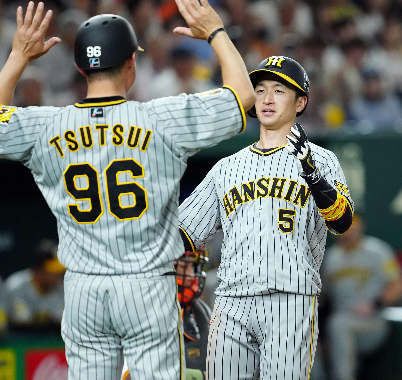 巨人対阪神　3回表阪神1死二塁、右越えに先制の2点本塁打を放った近本（撮影・たえ見朱実）