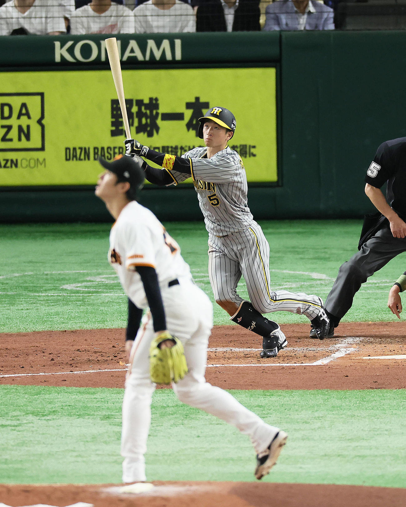 巨人対阪神　3回表阪神1死二塁、近本は右越え2点本塁打を放つ。投手高橋礼（撮影・足立雅史）