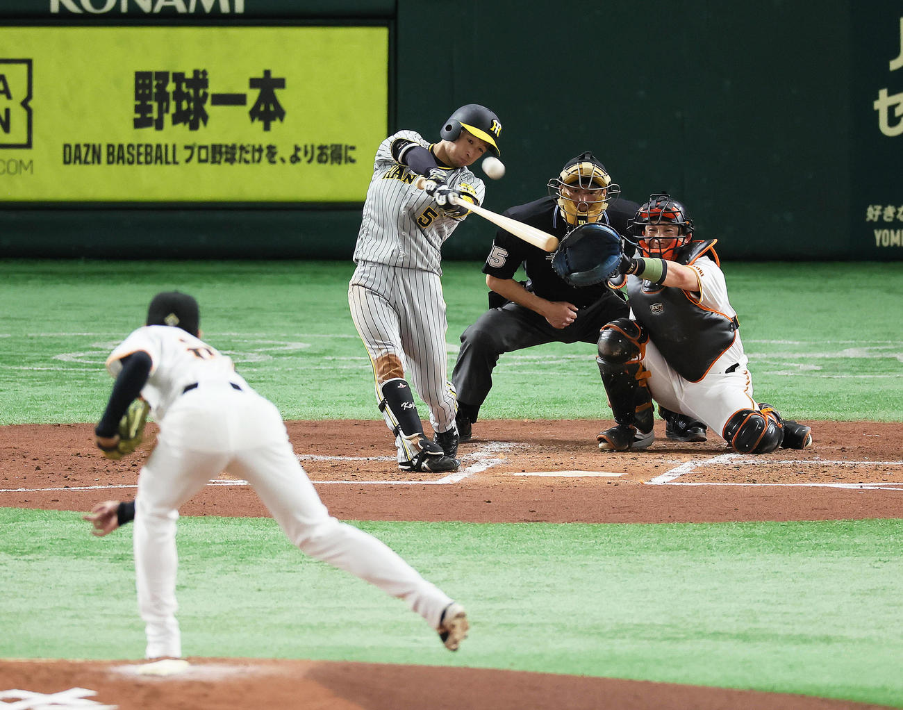 巨人対阪神　3回表阪神1死二塁、近本は右越え2点本塁打を放つ。投手高橋礼（撮影・足立雅史）