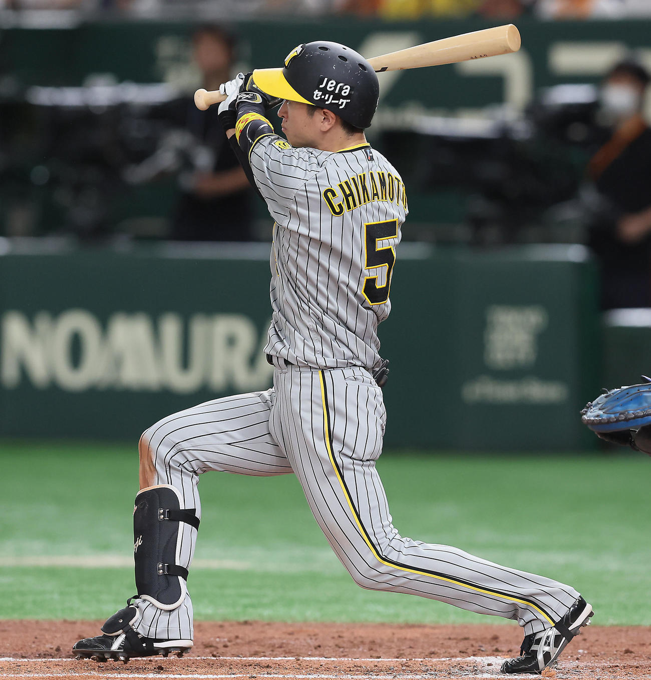 巨人対阪神　3回表阪神1死二塁、近本は右越え2点本塁打を放つ（撮影・加藤哉）