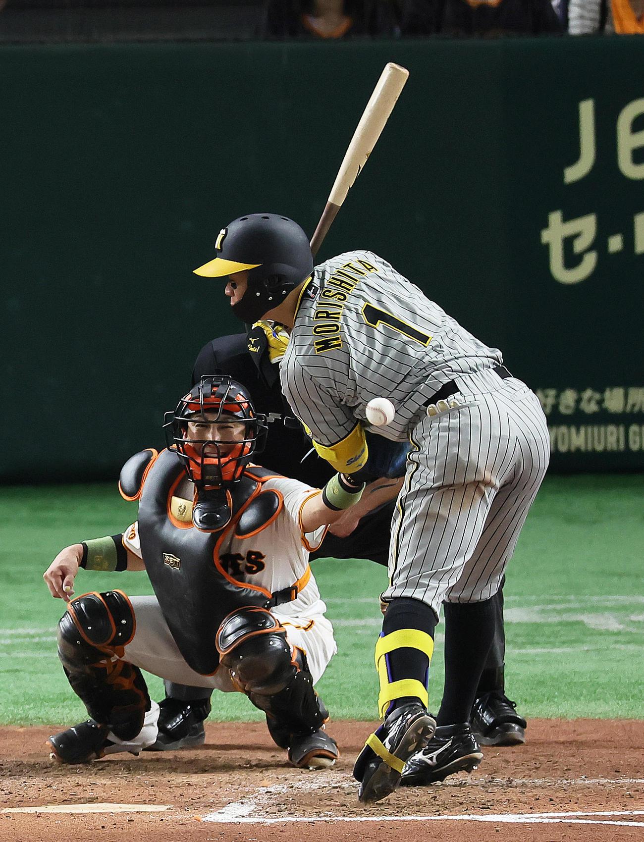 巨人対阪神　8回表阪神無死一塁、森下は死球を受ける（撮影・足立雅史）
