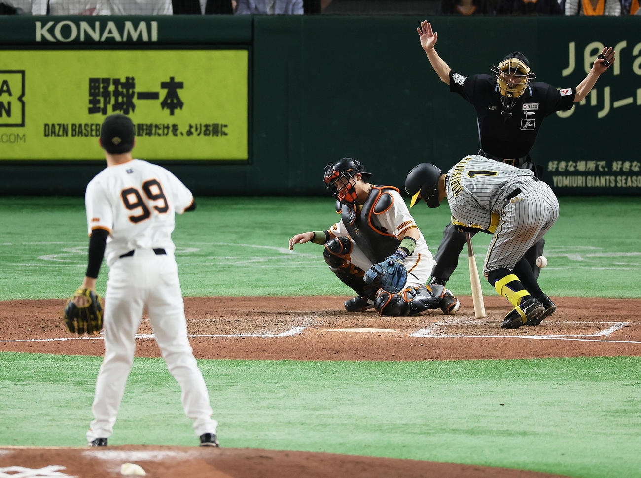 巨人対阪神　8回表阪神無死一塁、森下sは死球を受け思わずうずくまる。投手京本（撮影・足立雅史）
