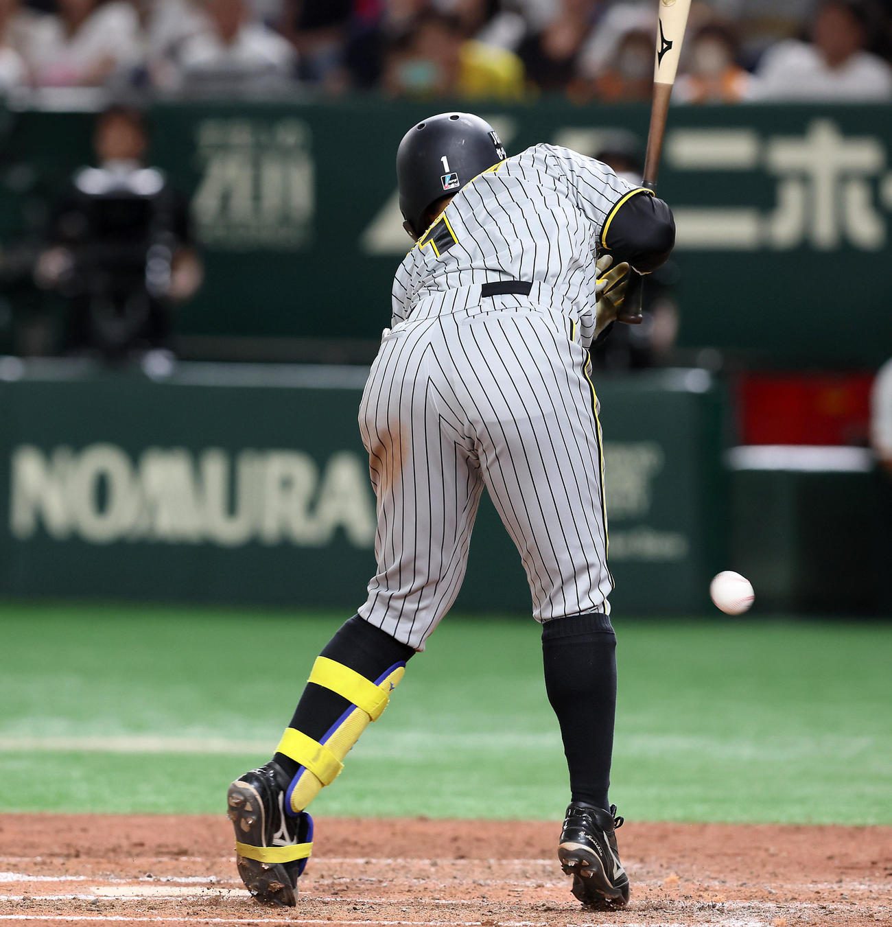 巨人対阪神　8回表阪神無死一塁、死球を受ける森下（撮影・加藤哉）