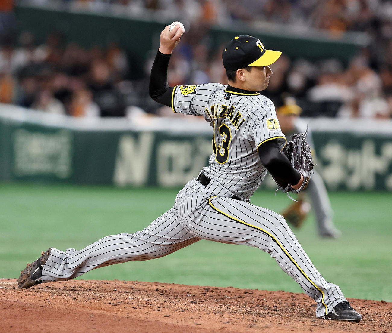 巨人対阪神　9回裏、阪神5番手で登板する岩崎（撮影・加藤哉）