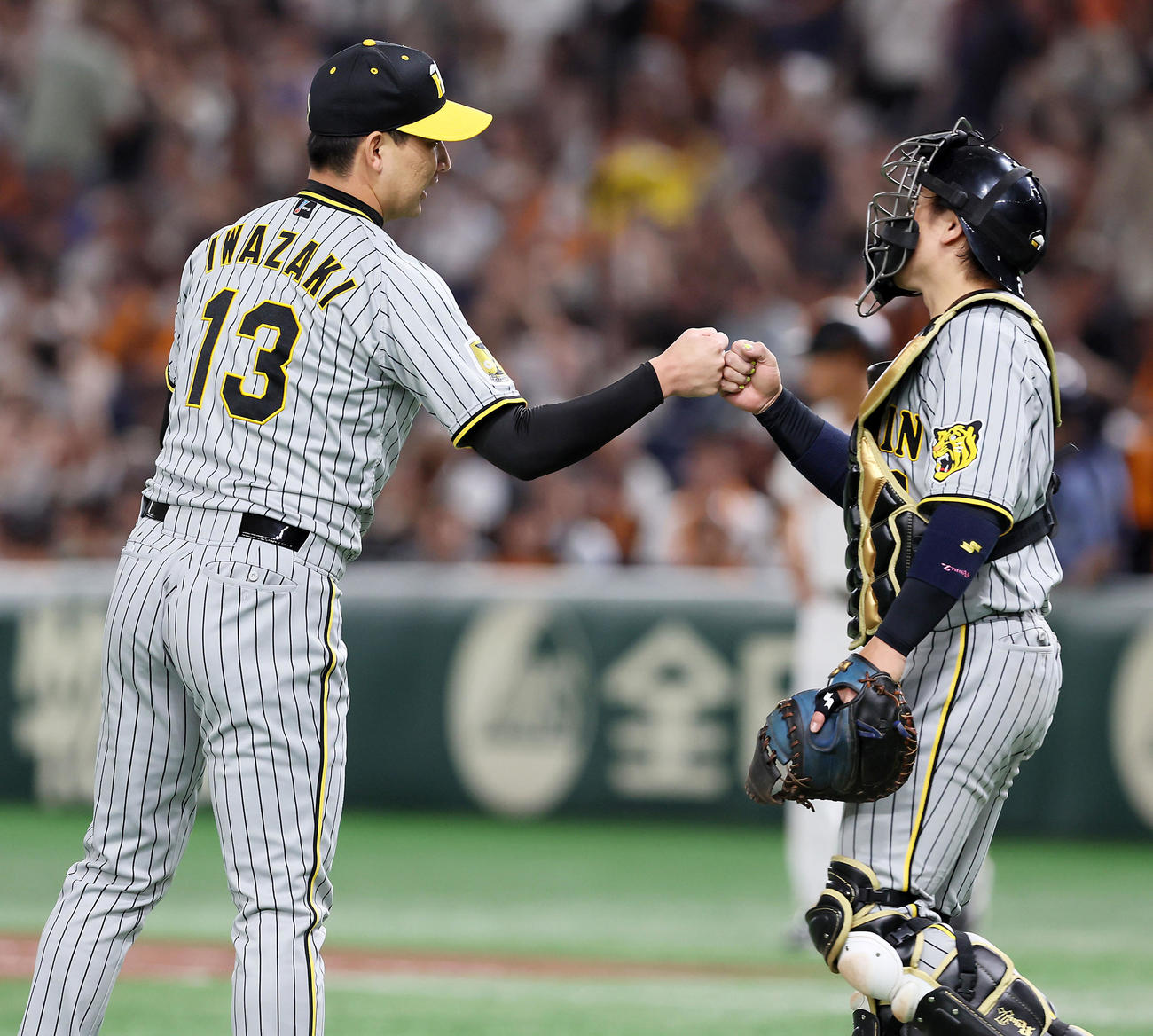 巨人対阪神　巨人に勝利し梅野（右）とグータッチする岩崎（撮影・加藤哉）