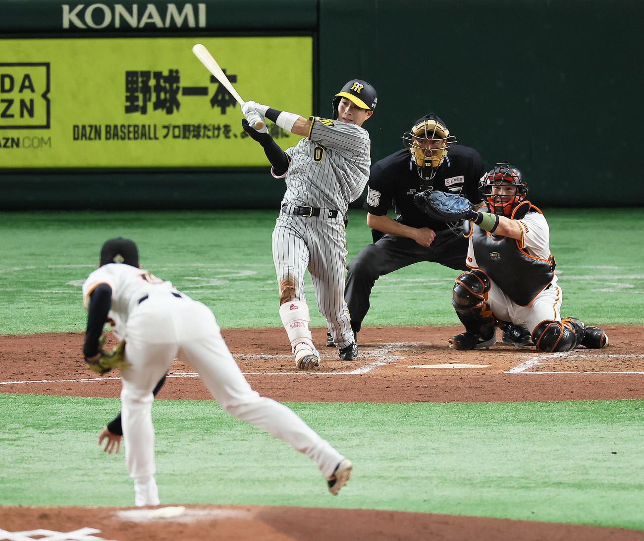 巨人対阪神　4回表阪神2死、右二塁打を放つ木浪。投手高橋礼（撮影・足立雅史）