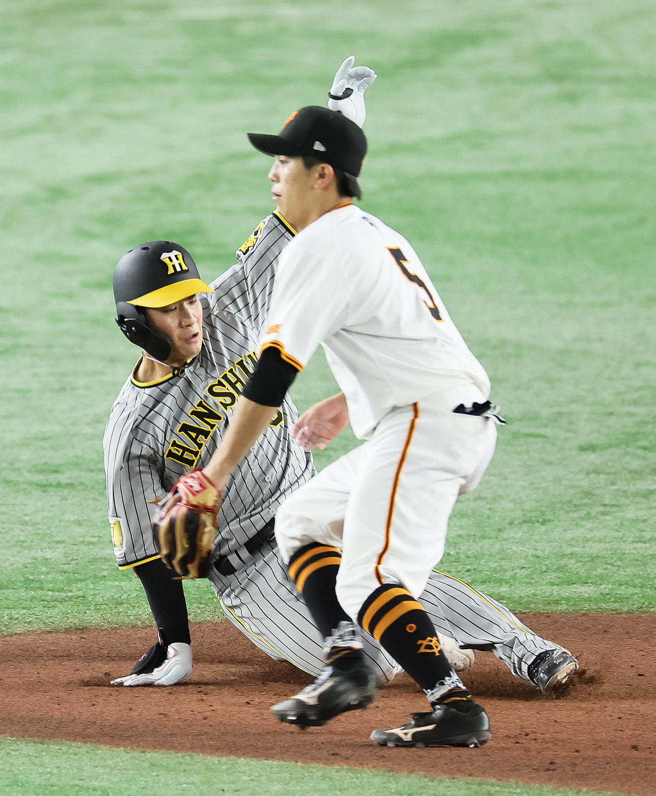 巨人対阪神　4回表阪神2死、右二塁打を放った木浪（左）（撮影・足立雅史）