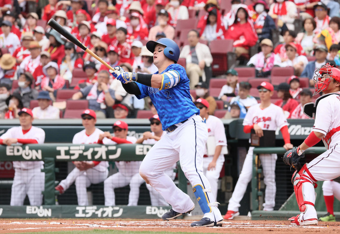 広島対DeNA 6回表DeNA1死一塁、牧は左越え2点本塁打を放つ（撮影・加藤孝規）