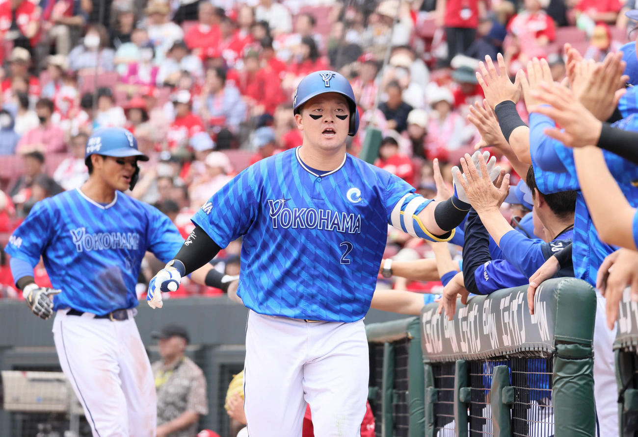 広島対DeNA 6回表DeNA1死一塁、左越え2点本塁打を放った牧（撮影・加藤孝規）