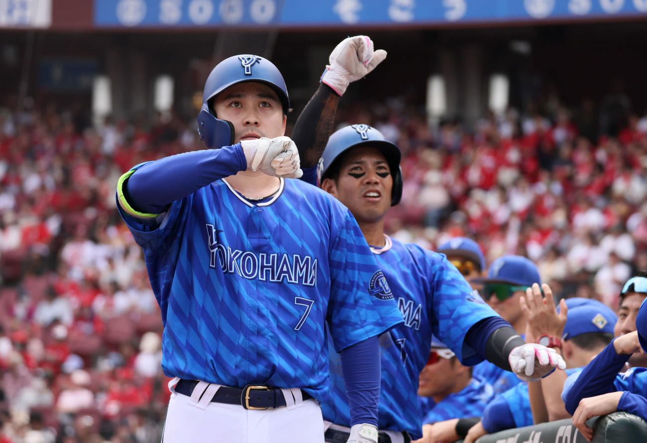 広島対DeNA 4回表DeNA1死二塁、先制右越え2点本塁打を放った佐野（撮影・加藤孝規）
